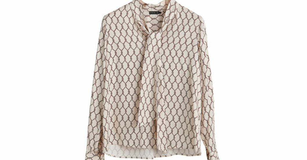 Blus, 399 kronor. <a target="_blank" href="https://www.marqetstores.se/stockh-lm-sara-blouse-rope-print/?utm_source=nativefemina&utm_medium=referral&utm_campaign=campaign10&utm_content=femina">Shoppa här!</a>