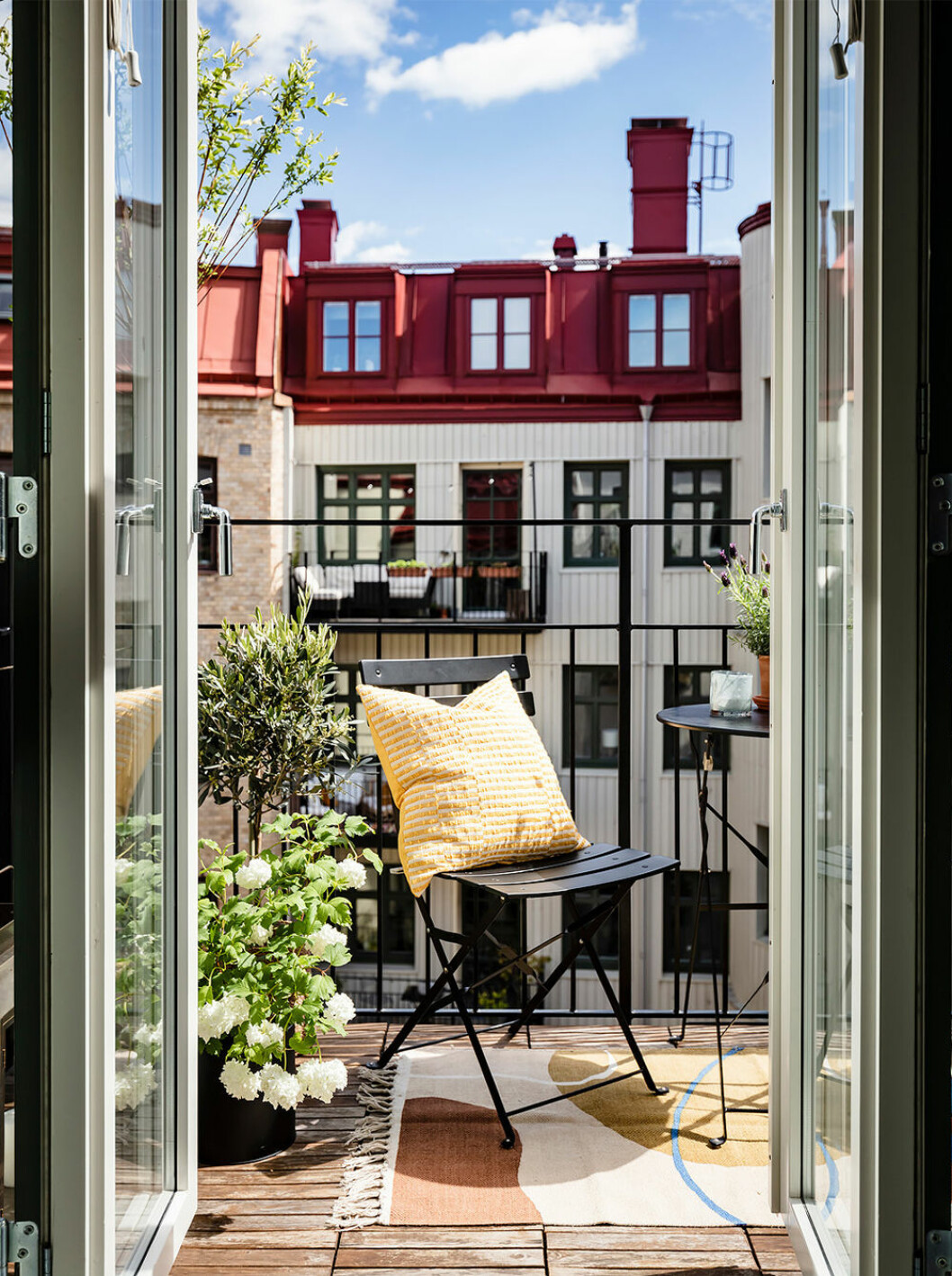 Foto: <span class="s1">Anders Bergstedt Styling: Josefsson Ljung för <a href="https://www.instagram.com/entrancemakleri/?hl=sv" target="_blank" rel="noopener">Entrance</a>/mäklare: Erika Bergholm</span> Mysig balkong i Göteborg med textilier och växter