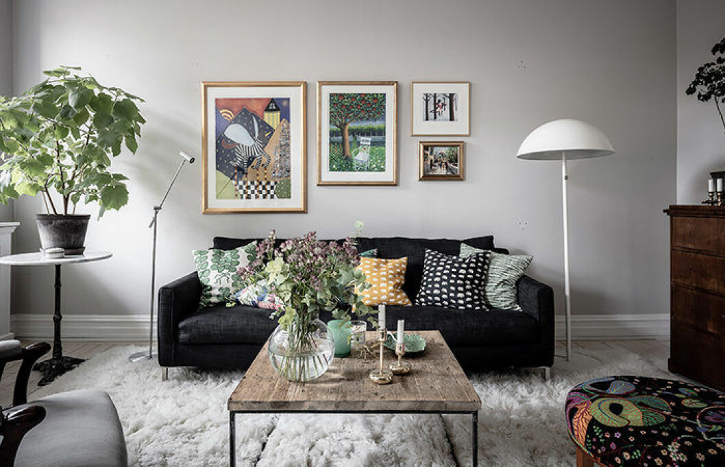 Foto: <a href="https://www.instagram.com/fotografanders/?hl=sv" target="_blank" rel="noopener">Anders Bergstedt</a> för <a href="https://www.instagram.com/entrancemakleri/?hl=sv" target="_blank" rel="noopener">Entrance mäkleri</a>/mäklare: Erika Bergholm Mysigt vardagsrum med färg och mönster