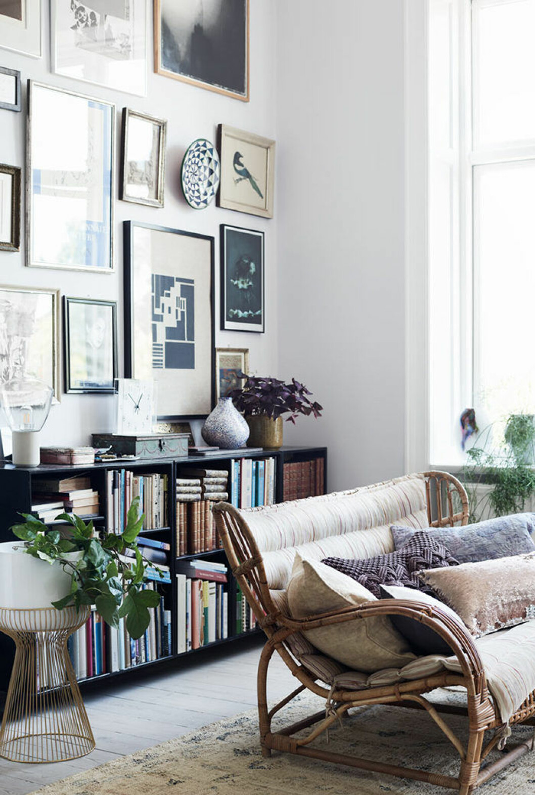 Foto: <a href="https://www.zarahome.com/se/editorials/the-art-of-color-c1020172865.html" target="_blank" rel="noopener">Zara Home</a> Mysigt vardagsrum med tavelvägg