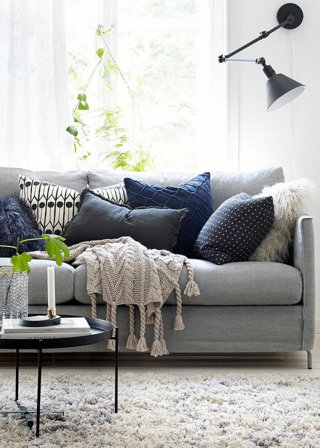Foto: <a href="https://www.instagram.com/ellosofficial/?hl=sv" target="_blank" rel="noopener">Ellos Home</a> Styla med lager-på-lager-känsla i vardagsrummet