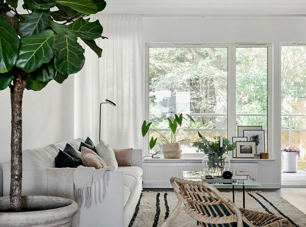 Foto: <a href="https://www.instagram.com/mariasahlander/" target="_blank" rel="noopener">Maria Sahlander</a>/SE360 för <a href="https://www.instagram.com/bjurfors_goteborg/" target="_blank" rel="noopener">Bjurfors</a>/mäklare: Sarah Gustafsson Naturmaterial i vardagsrummet