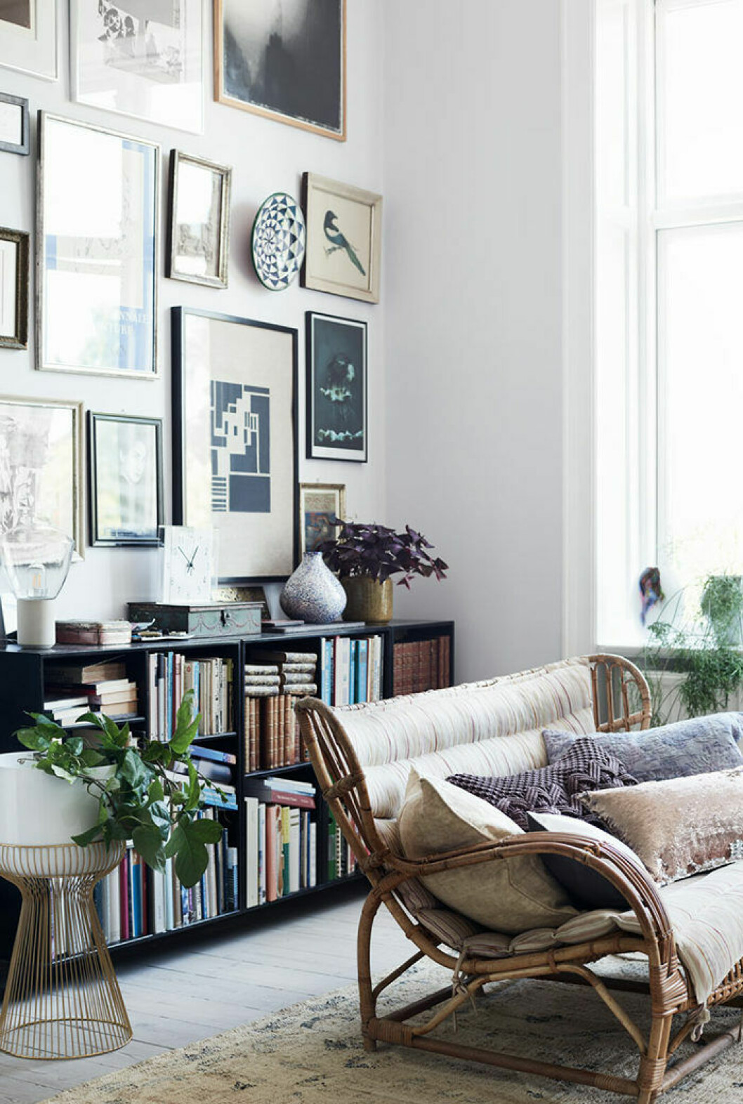 Prova dig fram tills du hittar rätt – tänk exempelvis hur annorlunda den här hyllan hade blivit utan den lila klövern och mässingskrukan? Foto: <a href="https://www.zarahome.com/se/editorials/the-art-of-color-c1020172865.html" target="_blank" rel="noopener">Zara Home</a> Bokhylla inspiration