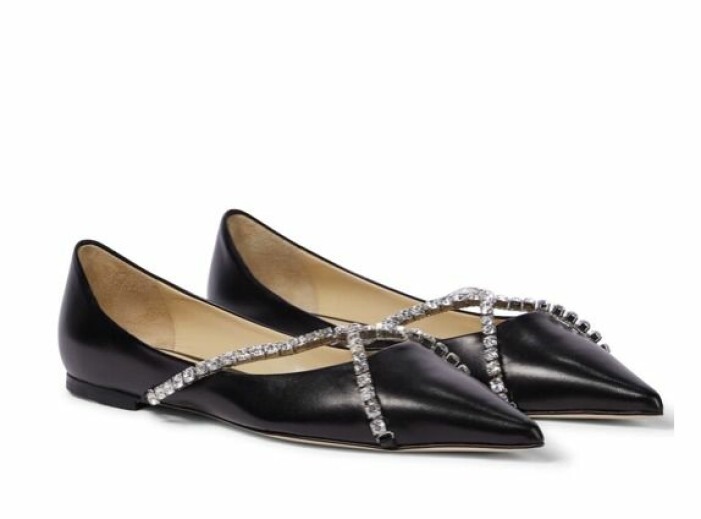 Ballerinas, Jimmy Choo/Mytheresa.com. <a target="_blank" rel="nofollow" href="https://apprl.com/al/6fFF/">Klicka på bilden för att komma direkt till produkten!</a> Svarta, spetsiga ballerinas med strassremmar som ett kors över foten. Ballerinas, Jimmy Choo/Mytheresa.com