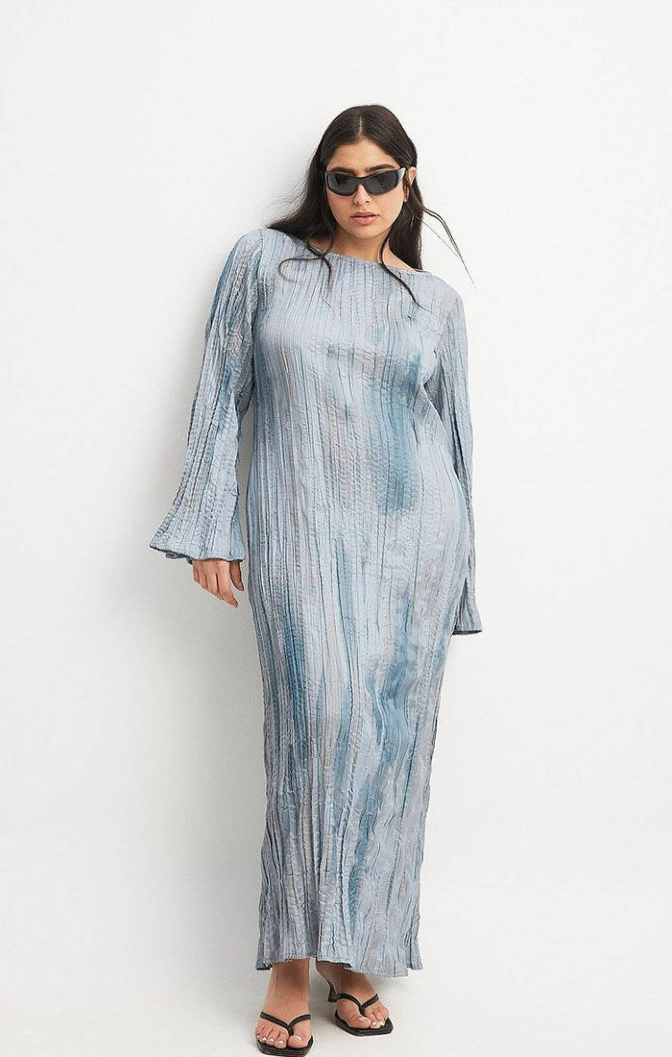 Lång ljusblå maxiklänning med skrynklig design och långa ärmar från Na-kd