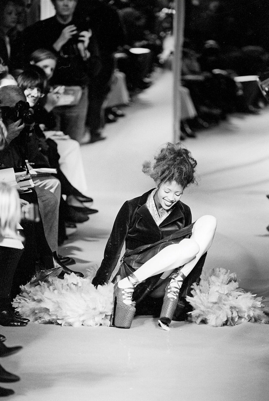 Naomis Campbells klassiska fall i Westwoods platåskor, 1993. naomi campbell ramlar på catwalken vivienne westwood