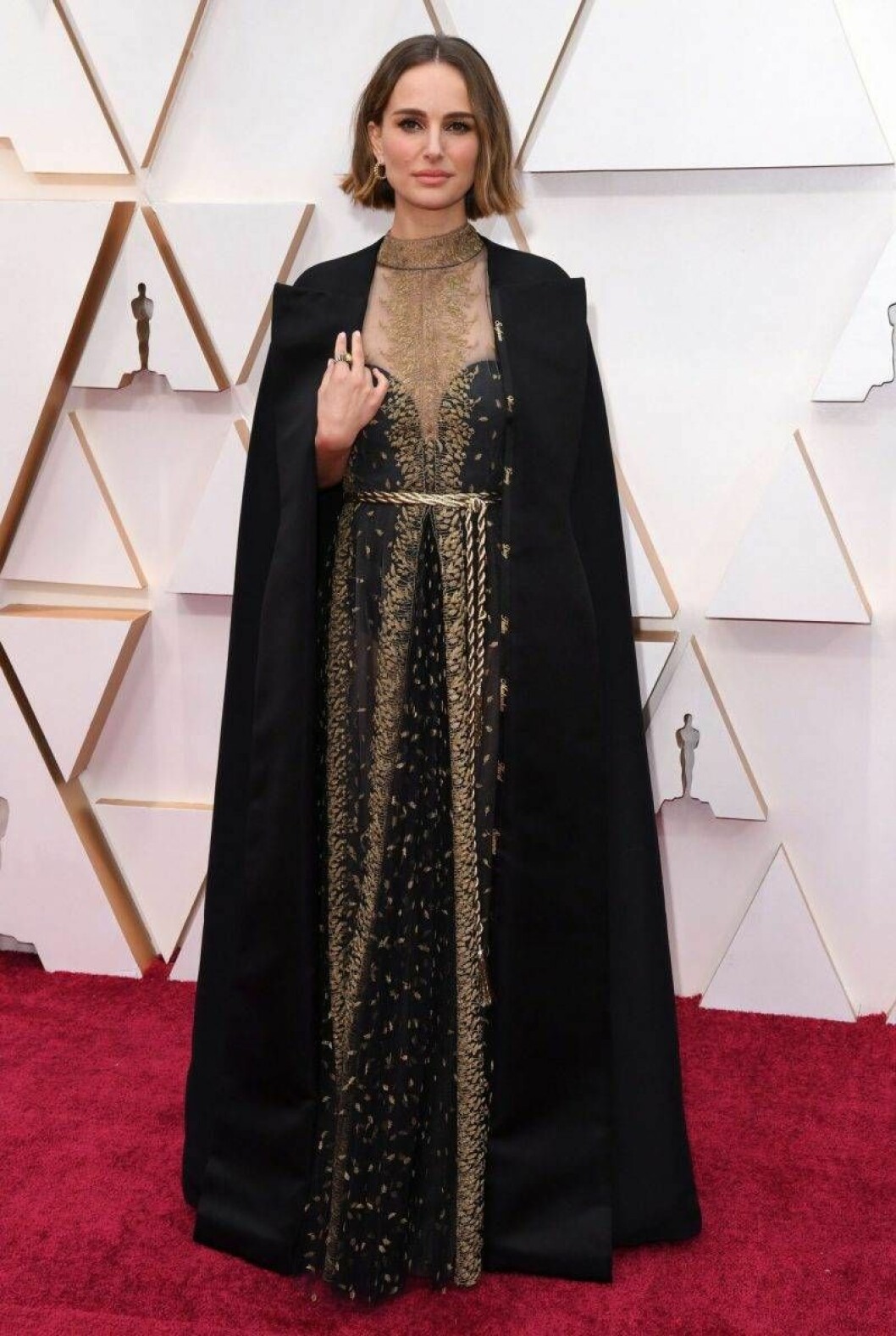 Natalie Portman bar en cape fylld av symbolik på Oscarsgalan 2020. Natalie Portman Oscarsgalan 2020