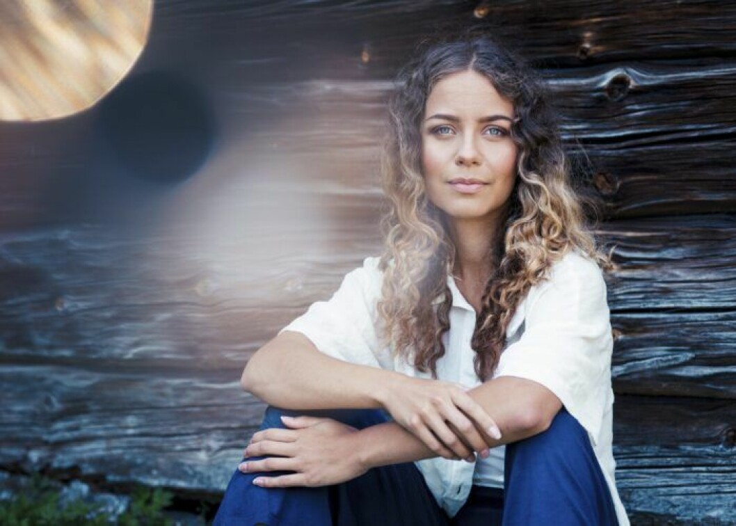 Medan hon blev hela Umeås gatumusikant var det ingen som visste hur Natalie mådde. I dag hjälper den inre styrkan till i byggandet av musikkarriären. Natalie Carrion sitter i gräset