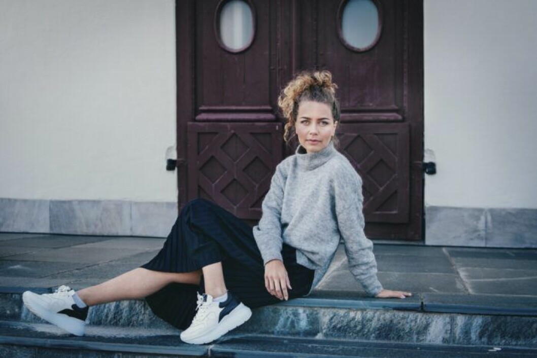 Musiken blev räddningen när Natalie mådde dåligt. Natalie Carrion sitter på en trappa