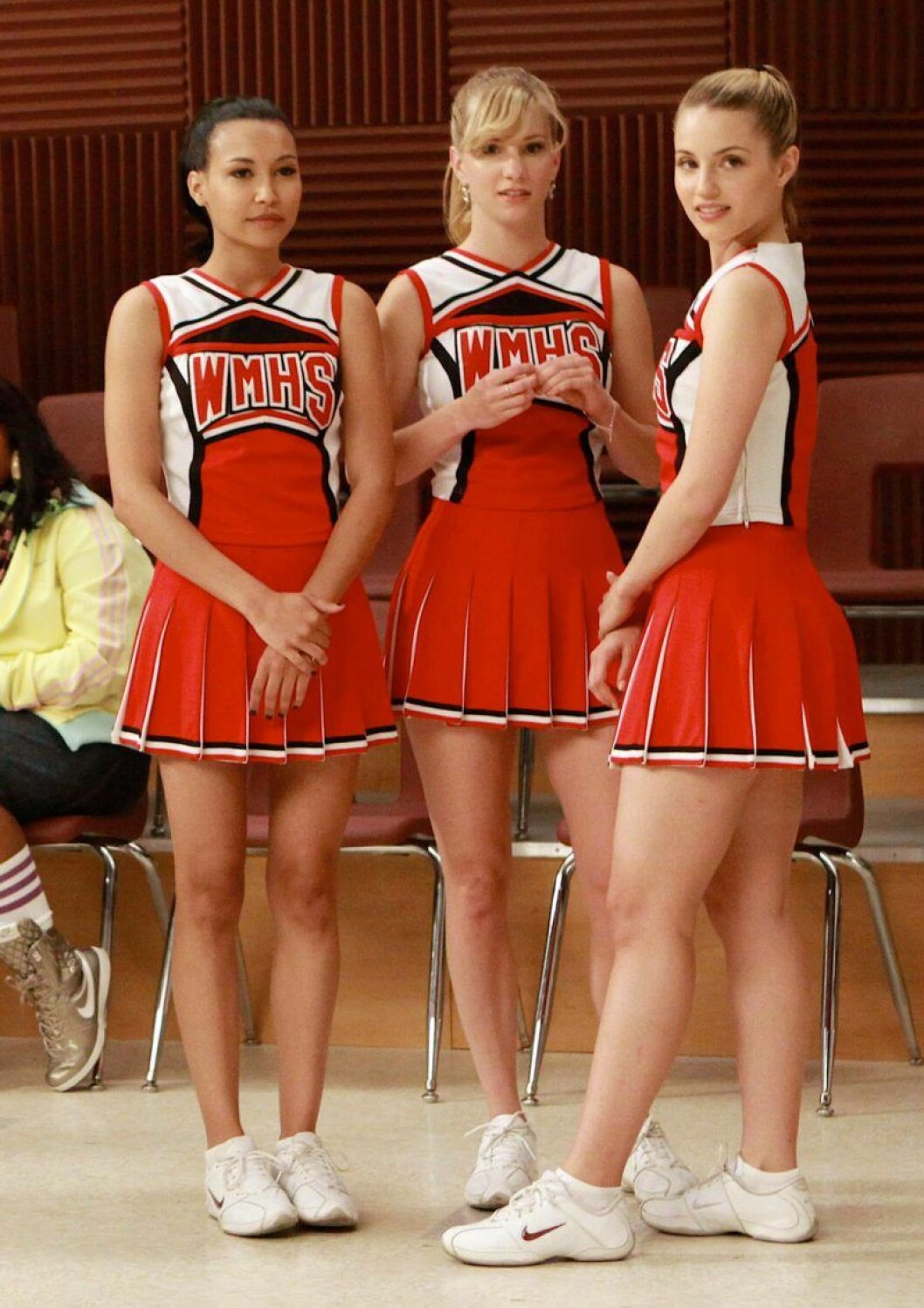 Santana, Brittany och Quinn i Glee har röda och vita cheerleading dräkter