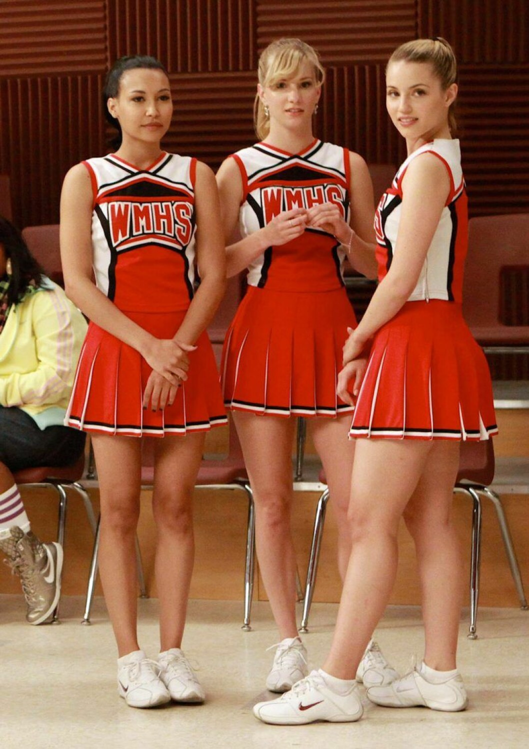 Naya Rivera längst till vänster spelade Santana, Heather Morris i mitten spelade Brittany och Dianna Agron längst till höger spelade Quinn. Santana, Brittany och Quinn i Glee har röda och vita cheerleading dräkter