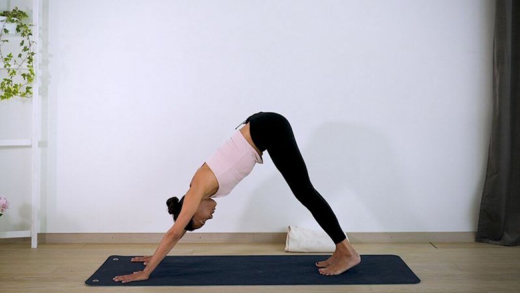 Johanna Ljunggren gör yogapositionen Nedåtgående hund