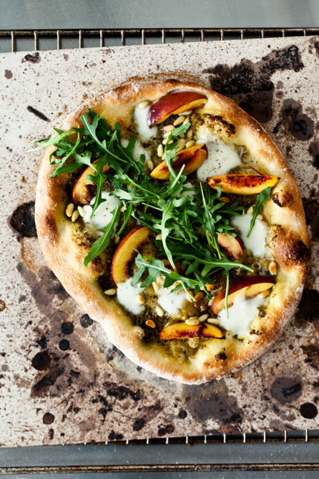 Bjud på pizza med nektariner & rucola. Kvaliteten på hämtpizza varierar så vi kör med säkra kort och bakar vår egen.
