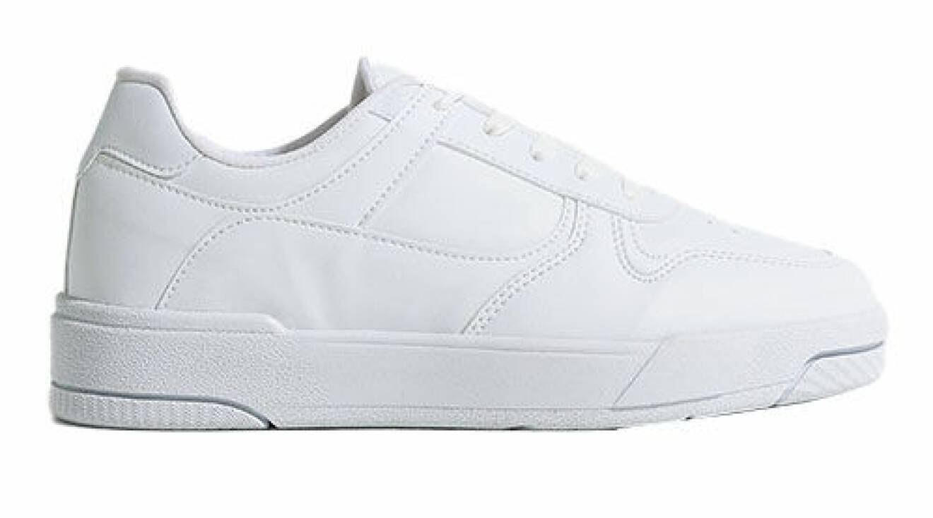 Helt vita sneakers i skinnimitation från Nelly