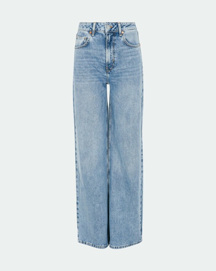 Ljusblå jeans med hög midja och utställda ben. Jeans från Bikbok.