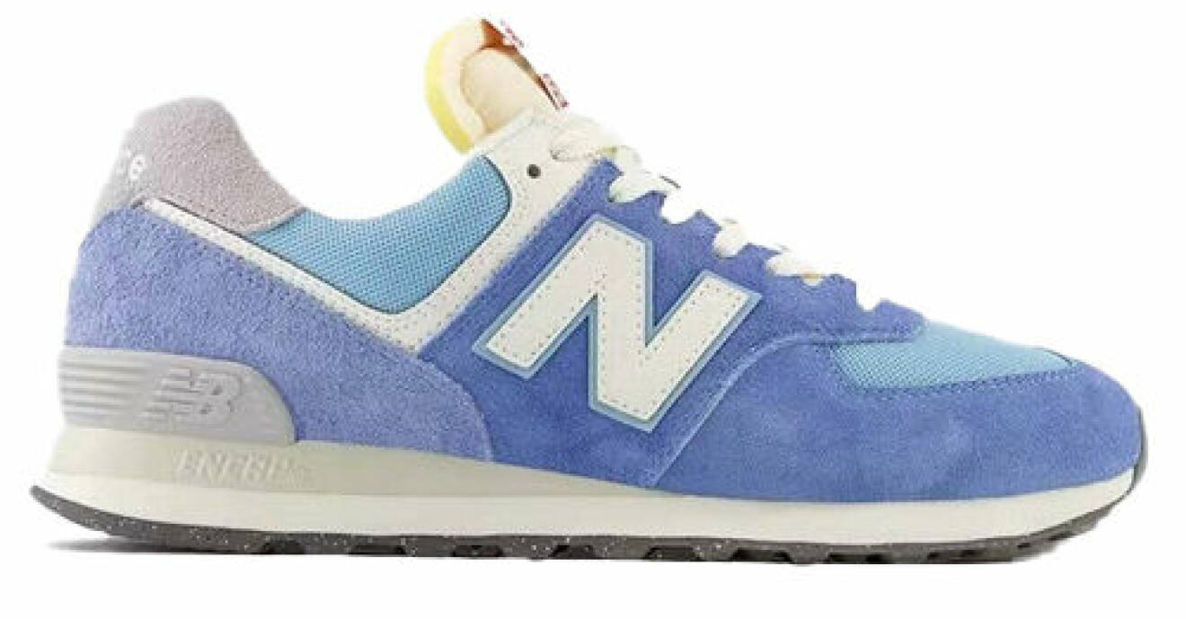 Blå retroinspirerade sneakers från New Balance