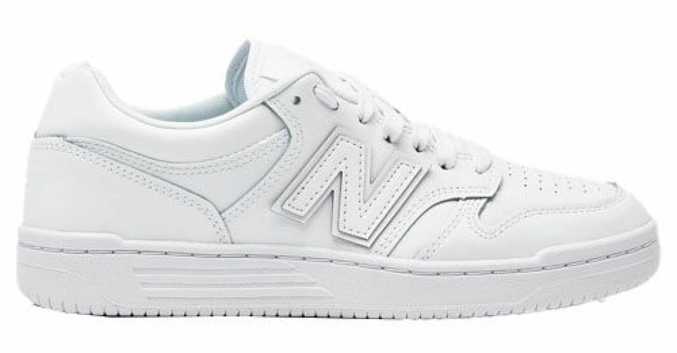 Helt vita sneakers för dam med diskret logga från New Balance