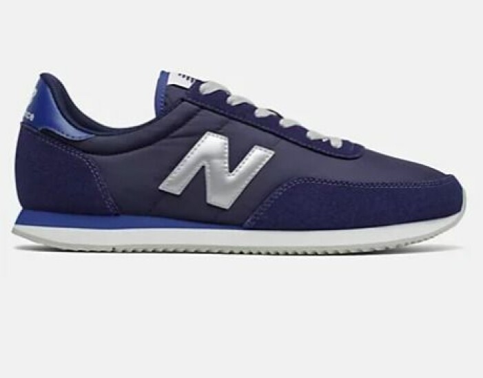 Sneakers, New balance. <a target="_blank" rel="nofollow" href="https://www.awin1.com/cread.php?awinmid=8905&awinaffid=439045&clickref=an-moderegler&platform=dl&ued=https%3A%2F%2Fwww.ellos.se%2Fnew-balance%2Fsneakers-ul720ab%2F1575053-01">Klicka på länken för att komma direkt till produkten!</a> Marinblå sneakers i nylon och mocka md silverfärgad logga. Sneakers från New balance.