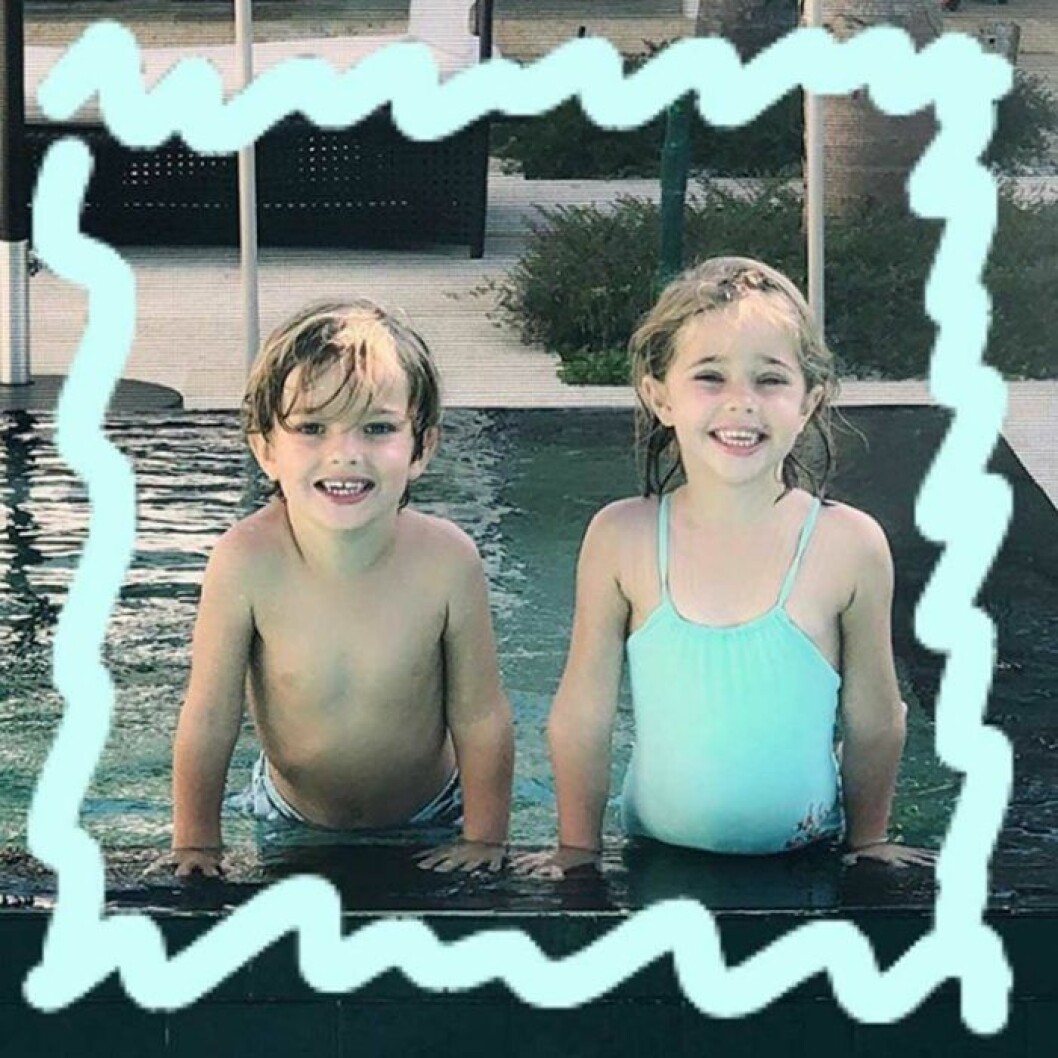 Nicolas med storasyster Leonore. Hon har ett namn som ingen annan svensk kunglighet har burit tidigare (även om det förstås har funnits en drottning Hedvig Eleonora). Prins Nicolas och prinsessan Leonore badar i en pool i Florida.