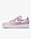 Ljusrosa sneakers med vit logga på sidan och vit sula. Sneakers från Nike.