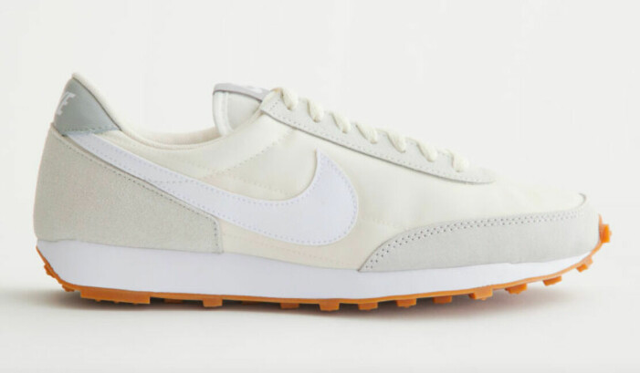 Sneakers, Nike/& other stories. <a target="_blank" rel="nofollow" href="https://track.adtraction.com/t/t?a=1279077969&as=1218462148&t=2&tk=1&epi=an-minimalistiskgarderob-stories-sneaker-beige&url=https://www.stories.com/en_sek/shoes/sneakers/nike/product.nike-daybreak-beige.0969820001.html">Klicka på bilden för att komma direkt till produkten!</a> Sneakers i retrostil i vitt, beige och ljusgrått. Sneakers från Nike.