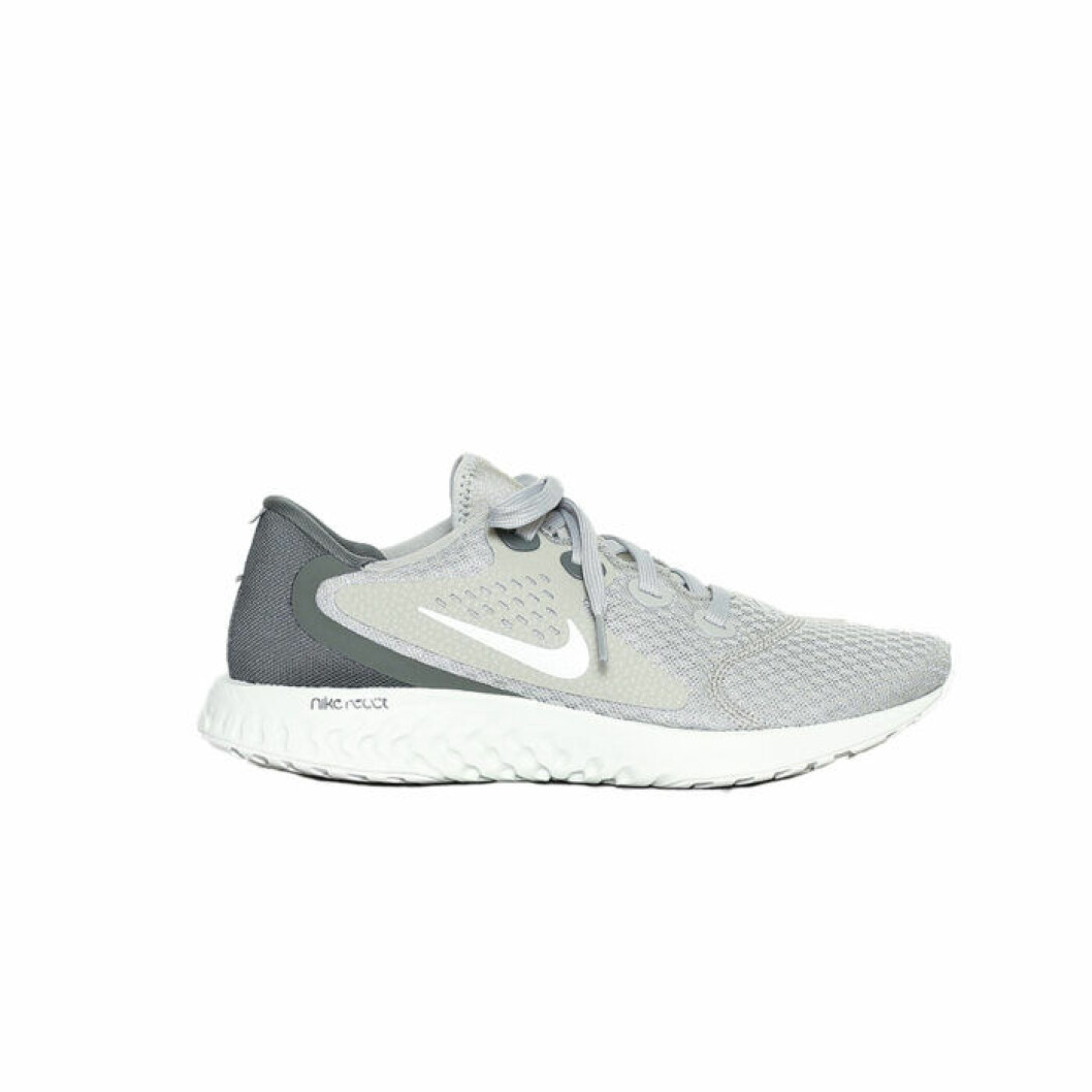 Löparskor från Nike, <a href="http://clk.tradedoubler.com/click?p(17833)a(3025660)g(17114610)url(https://nelly.com/se/kl%C3%A4der-f%C3%B6r-kvinnor/sportkl%C3%A4der/tr%C3%A4ningsskor/nike-1013/nike-legend-react-149349-0105/)" target="_blank" rel="noopener">1 099 kronor</a>. Gröngråa löparskor från Nike