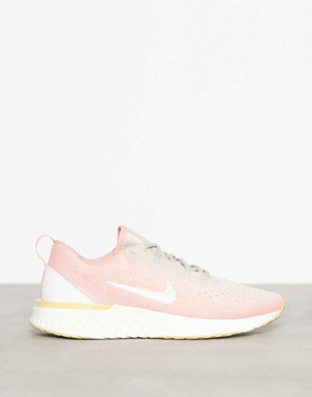 Rosa Nikeskor på rea
