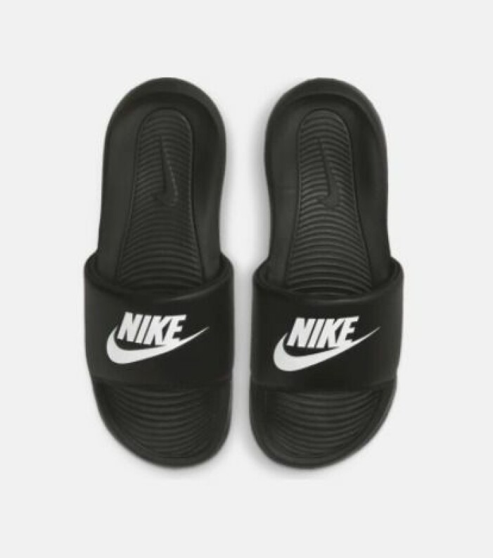 Badtofflor, Nike. Svarta badtofflor med logga. Badtofflor från Nike.