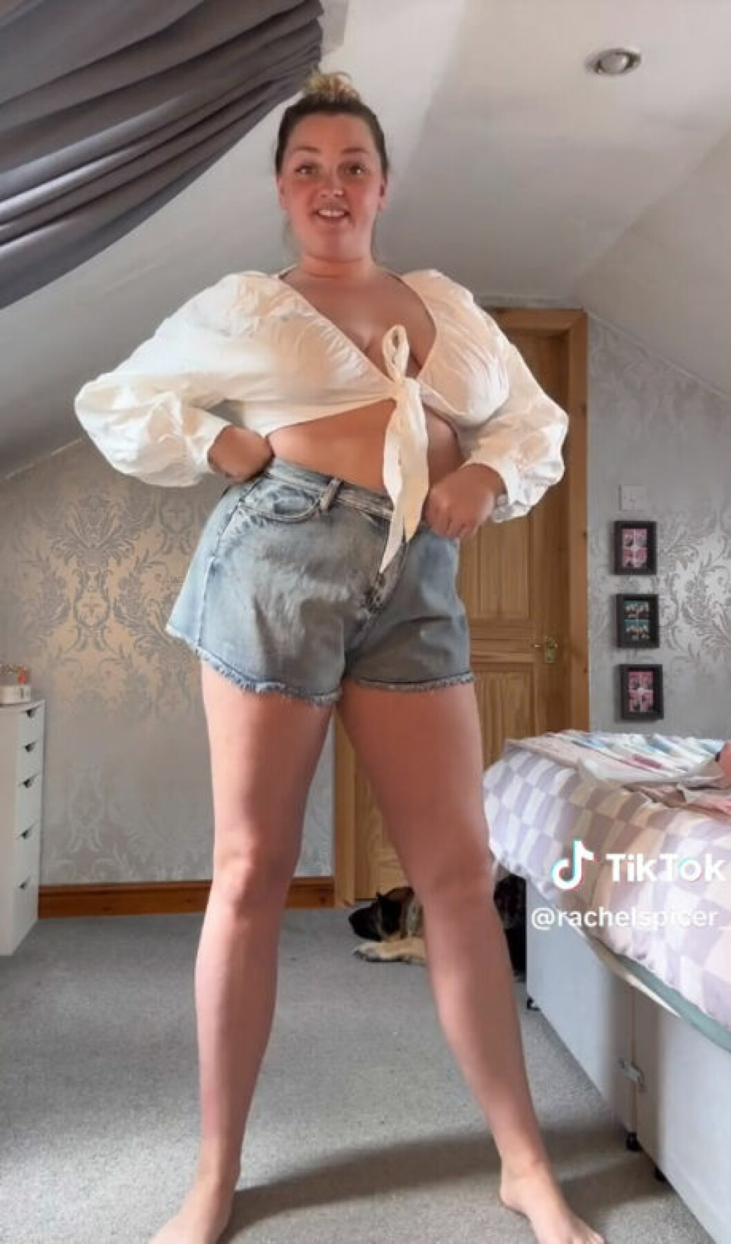 Influencern visar upp hur de blåa jeansshortsen sitter alldeles perfekt. kvinna provar blå jeans tiktok