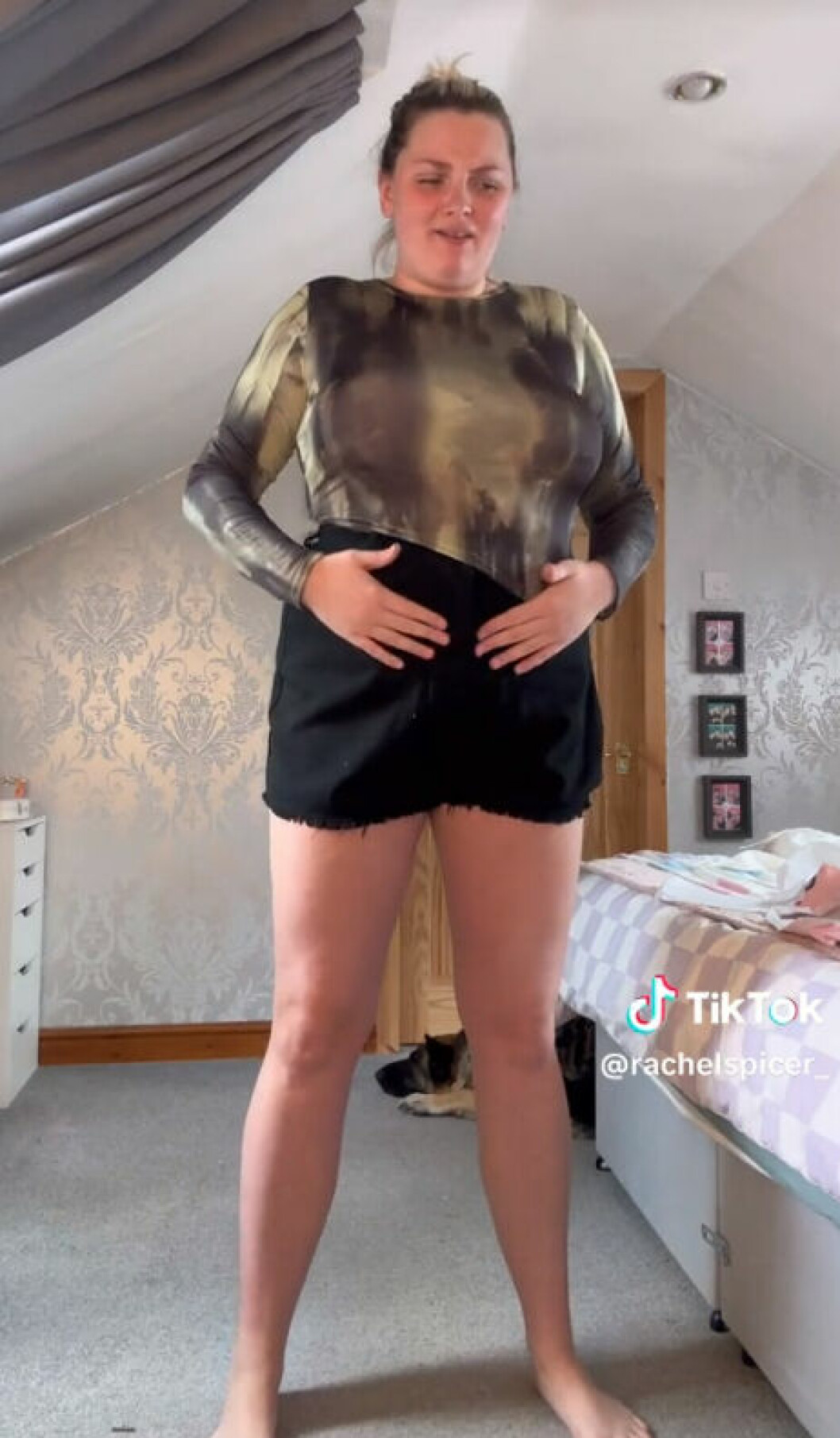 Men de svarta jeansshortsen är en annan historia. Hon lyckas knappt stänga dem och när hon lyckas sitter de inte bekvämt. Trots att de är exakt samma storlek som de blå jeansshortsen. kvinna provar svarta jeans tiktok