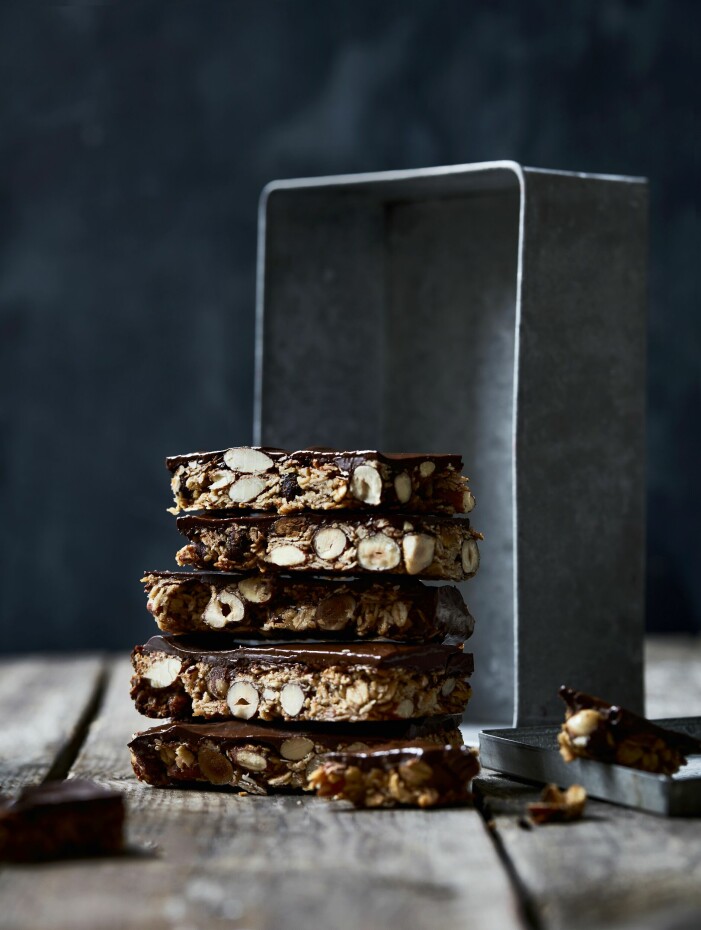 Energirika bitar som toppas med choklad – perfekta i skidspåret eller på vinterutflykten. Energibar med nötter och banan.