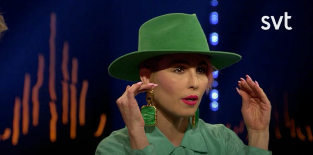 Noomi Rapace berättar om sin otäcka ögonskada i ”Skavlan”. Bild: SVT