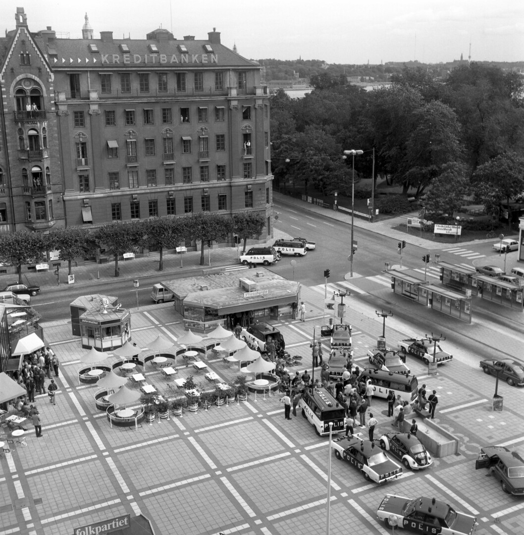 Polisen på plats på Norrmalmstorg under gisslandramat på Kreditbanken 1973.