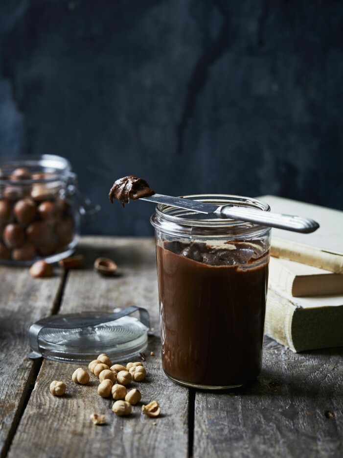 Egen choklad- och nötkräm är minst lika god, om inte godare, än den du köper färdig. Allt du behöver är en bra mixer som kan finfördela och mixa väl. Hasselnötskräm i en burk.