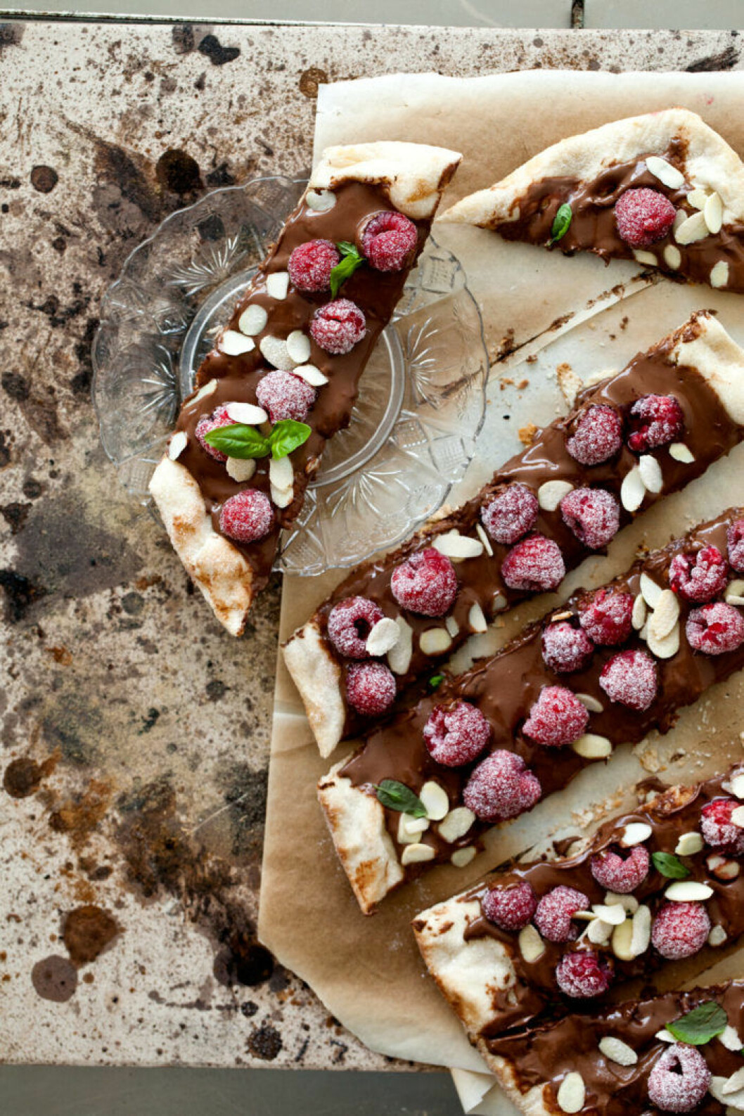 Nutellapizza med hallon och mynta.