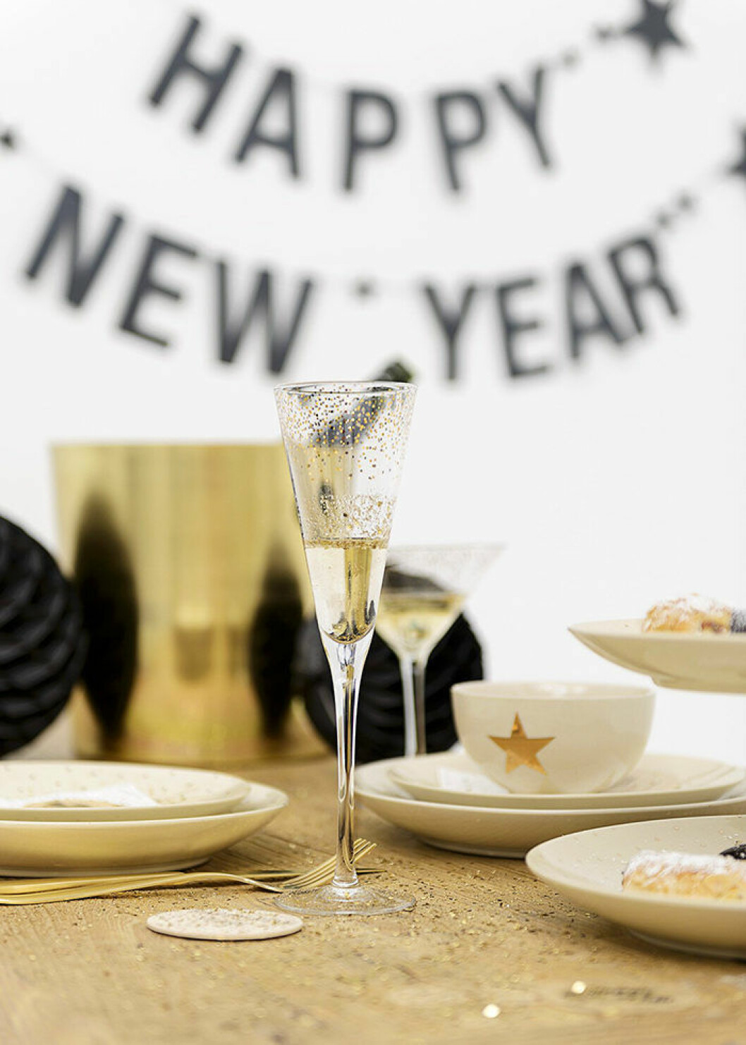 Glittra lite extra med ätbart glitter i champagneglaset. Foto: Bloomingville Champagneglas med glitter – perfekt vid nyår, här hos Bloomingville