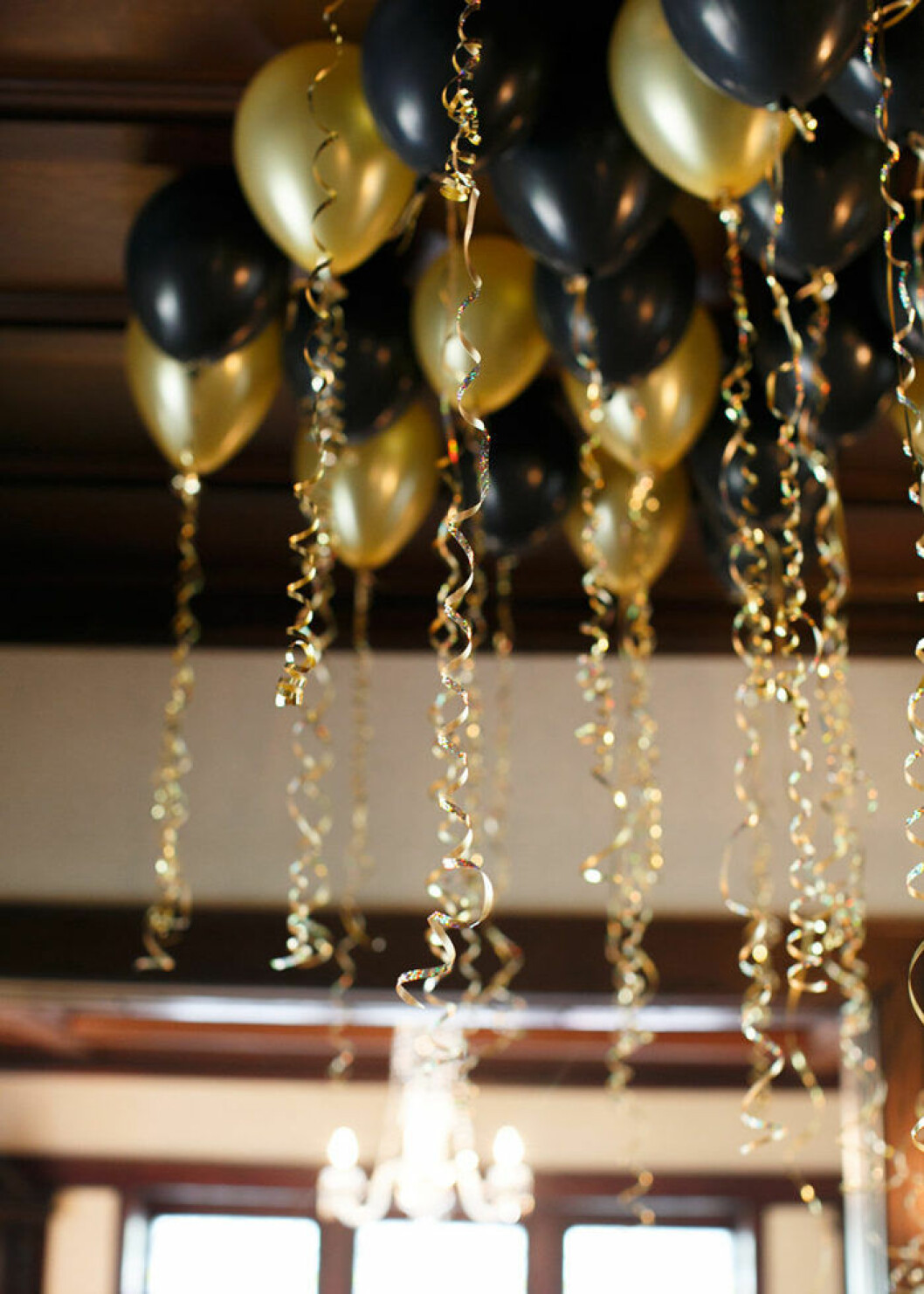Ett hav av ballonger sätter feststämningen på nyårsafton. Foto via: <a href="https://www.stylemepretty.com/vault/image/2097818" target="_blank" rel="noopener">Style me pretty</a> Ballonghav i guld och svart till nyår