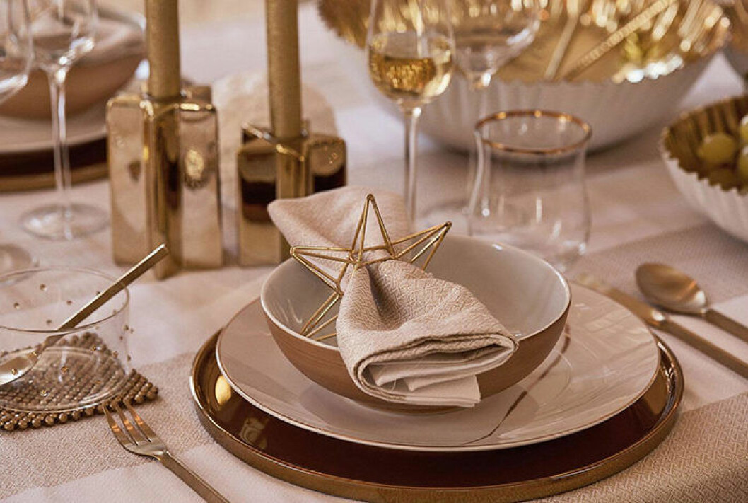 Mässing på mässing ger en lyxig festkänsla i vinter. Foto: Zara Home Dukning i mässing - perfekt för nyår. Här hos Zara Home.