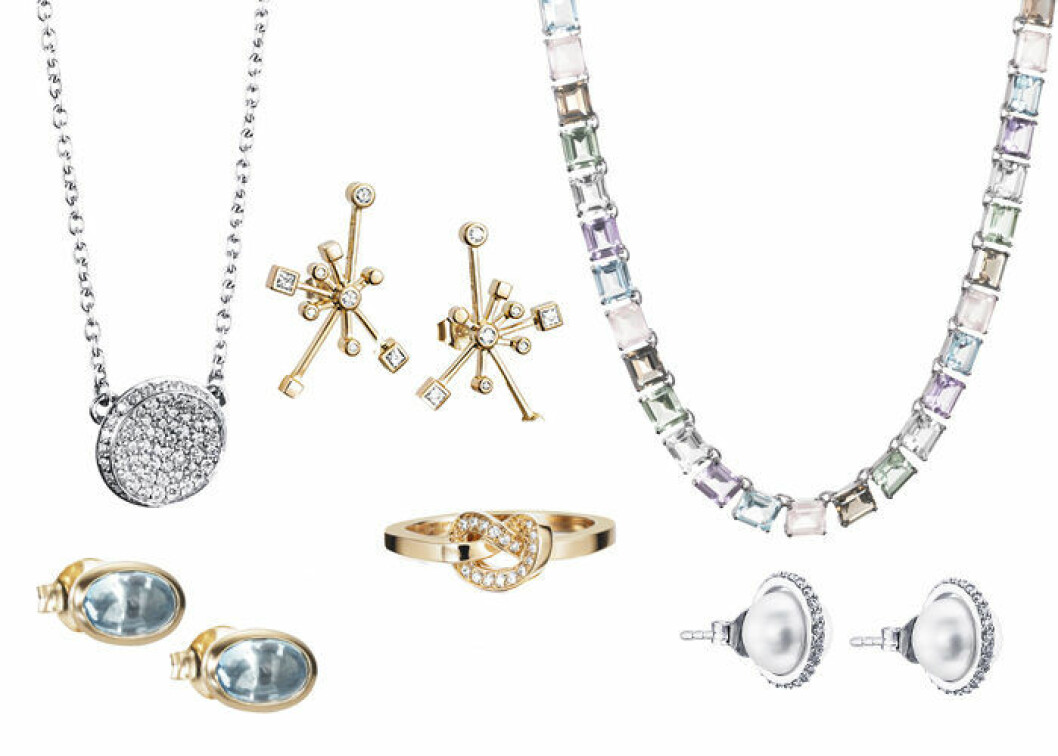 <a href="https://www.efvaattling.com/sv/produkter/halsband/diamanthalsband/LOVE-BOWL-NECKLACE-102/?utm_source=storymedia_nov2019&utm_medium=storymedia_native_nov2019&utm_campaign=storymedia_love_bowl_necklace_nov2019&utm_content=storymedia_love_bowl_necklace_nov2019" target="_blank" rel="noopener">Love Bowl necklace,</a> <a href="https://www.efvaattling.com/sv/produkter/orhangen/studs/LOVE-BEAD-EAR---TOPAZ-101/?utm_source=storymedia_nov2019&utm_medium=storymedia_native_nov2019&utm_campaign=storymedia_love_bead_ear_topaz_nov2019&utm_content=storymedia_love_bead_ear_topaz_nov2019" target="_blank" rel="noopener">Love Bear Ear,</a> <a href="https://www.efvaattling.com/sv/produkter/orhangen/diamantorhangen/LITTLE-KABOOM---STARS-EAR--101/?utm_source=storymedia_nov2019&utm_medium=storymedia_native_nov2019&utm_campaign=storymedia_little_kaboom_stars_ear_nov2019&utm_content=storymedia_little_kaboom_stars_ear_nov2019" target="_blank" rel="noopener">Little Kaboom & Stars Ear,</a> <a href="https://www.efvaattling.com/sv/produkter/ringar/diamantringar/LOVE-KNOT---STARS-RING-101/?utm_source=storymedia_nov2019&utm_medium=storymedia_native_nov2019&utm_campaign=storymedia_love_knot_stars_ring_nov2019&utm_content=storymedia_love_knot_stars_ring_nov2019" target="_blank" rel="noopener">Love Knot & Stars ring,</a> <a href="https://www.efvaattling.com/sv/produkter/halsband/colliers/DREAM-COLLIER-100/?utm_source=storymedia_nov2019&utm_medium=storymedia_native_nov2019&utm_campaign=storymedia_dream_collier_nov2019&utm_content=storymedia_dream_collier_nov2019" target="_blank" rel="noopener">Dream collier necklace,</a> <a href="https://www.efvaattling.com/sv/produkter/orhangen/studs/LITTLE-DAY-PEARL---STARS-EAR-102/?utm_source=storymedia_nov2019&utm_medium=storymedia_native_nov2019&utm_campaign=storymedia_day_pearl_stars_nov2019&utm_content=storymedia_day_pearl_stars_nov2019" target="_blank" rel="noopener">Day Pearl & Stars Ear.</a>