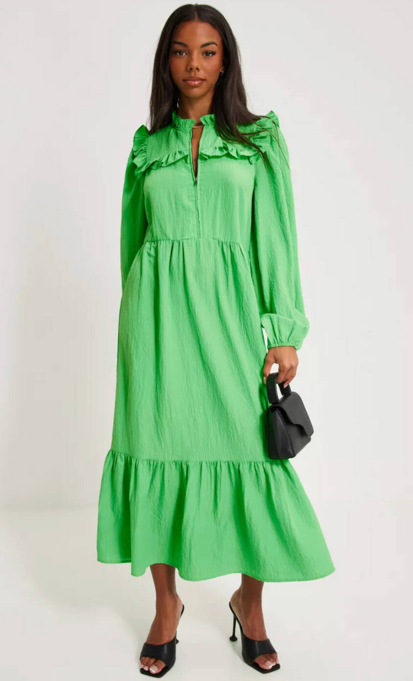 Grön lång klänning med volangdetalj