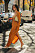 streetstyle – kvinna med orange topp och kjol