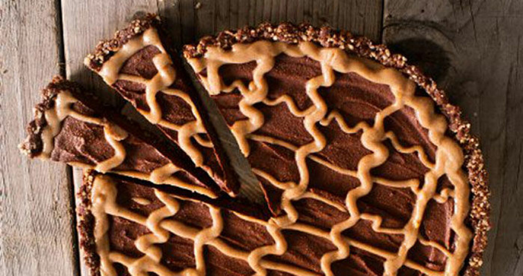 Raw kladdkaka som är fri från gluten och vitt socker