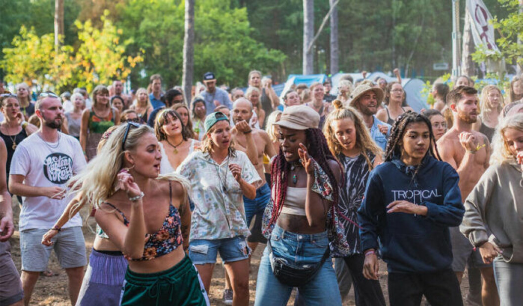 Besökarna dansar till musiken på Öland Roots. Foto: Öland Roots Öland Roots är fyllt av dans och musik