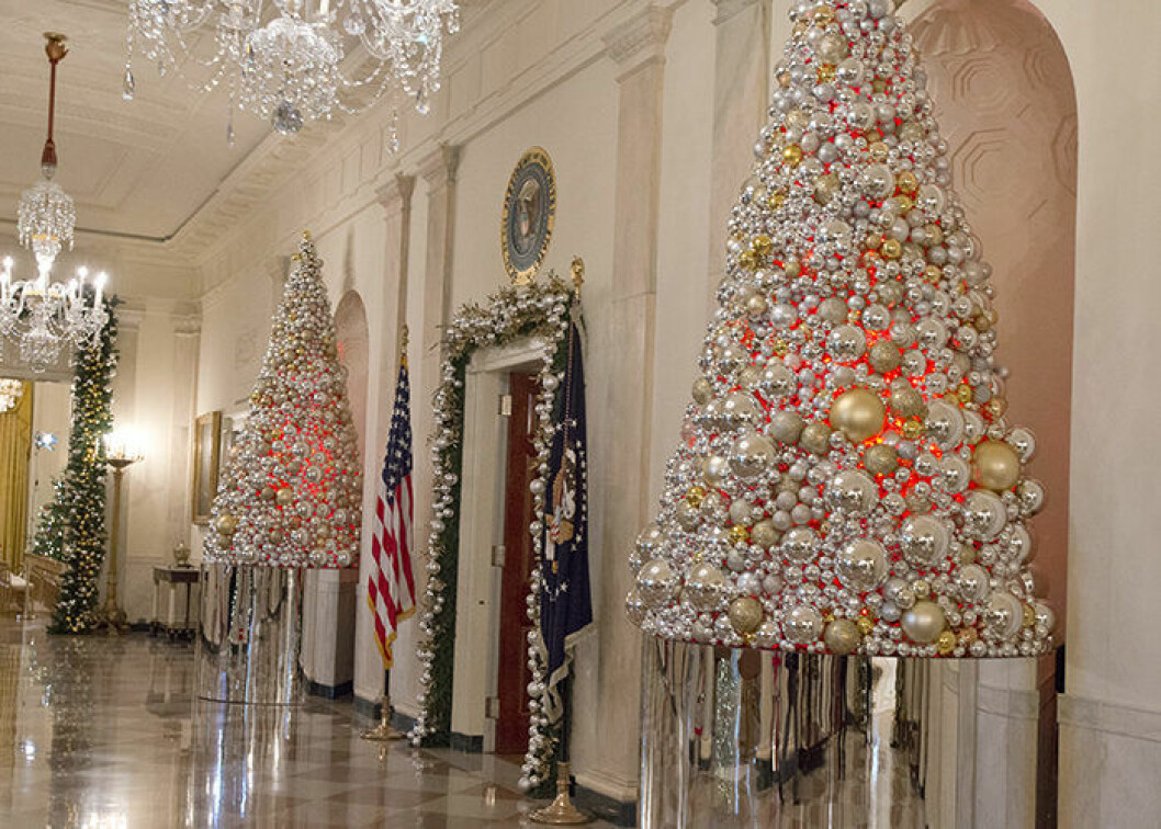 Obamas jul är den sista i Vita huset, innan Trump tillträder nästa år. Foto: DPA / IBL Bildbyrå The 2016 White House Christmas decorations are previewed for the press at the White House in Washington, DC on Tuesday, November 29, 2016. Pictured are Christmas decorations in the Grand Foyer looking towards the East Room. The first lady's office released the following statement to describe those decorations, "This year∑s holiday theme, 'The Gift of the Holidays,' reflects on not only the joy of giving and receiving, but also the true gifts of life, such as service, friends and family, education, and good health, as we celebrate the holiday season." Credit: Ron Sachs / CNP - NO WIRE SERVICE - Photo: Ron Sachs/Consolidated/dpa (c) DPA / IBL BildbyrÂ
