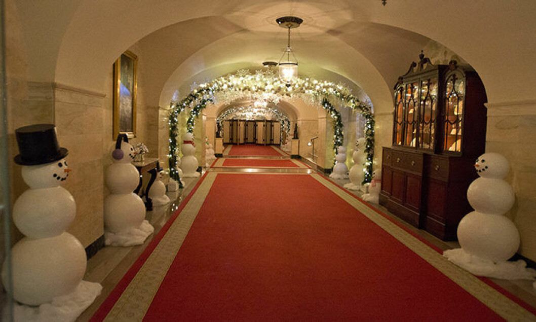 Vita huset har fyllts till bredden med dekorationer för att skapa julstämning. Foto: DPA / IBL Bildbyrå The 2016 White House Christmas decorations are previewed for the press at the White House in Washington, DC on Tuesday, November 29, 2016. Pictured are the decorations in the Lower Cross Hall / Ground Floor Corridor. The first lady's office released the following statement to describe those decorations, "This year∑s holiday theme, 'The Gift of the Holidays,' reflects on not only the joy of giving and receiving, but also the true gifts of life, such as service, friends and family, education, and good health, as we celebrate the holiday season." Credit: Ron Sachs / CNP - NO WIRE SERVICE - Photo: Ron Sachs/Consolidated/dpa (c) DPA / IBL BildbyrÂ