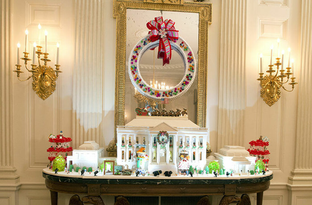 Vita huset har byggts som pepparkakshus. Foto: DPA / IBL Bildbyrå The 2016 White House Christmas decorations are previewed for the press at the White House in Washington, DC on Tuesday, November 29, 2016. Pictured is the White House Gingerbread House that is made with 150 pounds of gingerbread on the inside, 100 pounds of bread dough on the outside frame, 20 pounds of gum paste, 20 pounds of icing, and 20 pounds of sculpted sugar pieces. The first lady's office released the following statement to describe those decorations, "This year∑s holiday theme, 'The Gift of the Holidays,' reflects on not only the joy of giving and receiving, but also the true gifts of life, such as service, friends and family, education, and good health, as we celebrate the holiday season." Credit: Ron Sachs / CNP - NO WIRE SERVICE - Photo: Ron Sachs/Consolidated/dpa (c) DPA / IBL BildbyrÂ