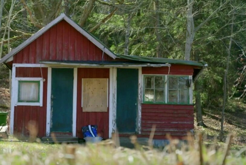 Och den röda stugan är inte i bättre skick.