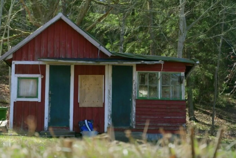 Och den röda stugan är inte i bättre skick.