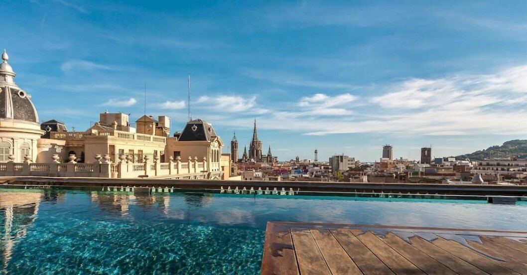 Ohla Barcelona har en underbar pool på takterrassen – <a target="_blank" rel="nofollow" href="http://www.anrdoezrs.net/links/100005254/type/dlg/sid/poolbarcelona-xid-fr1644316735741bjf/https://sv.hotels.com/ho365084/">klicka på bilden för att komma direkt till hotellet</a>. Ohla Barcelona hotell med pool