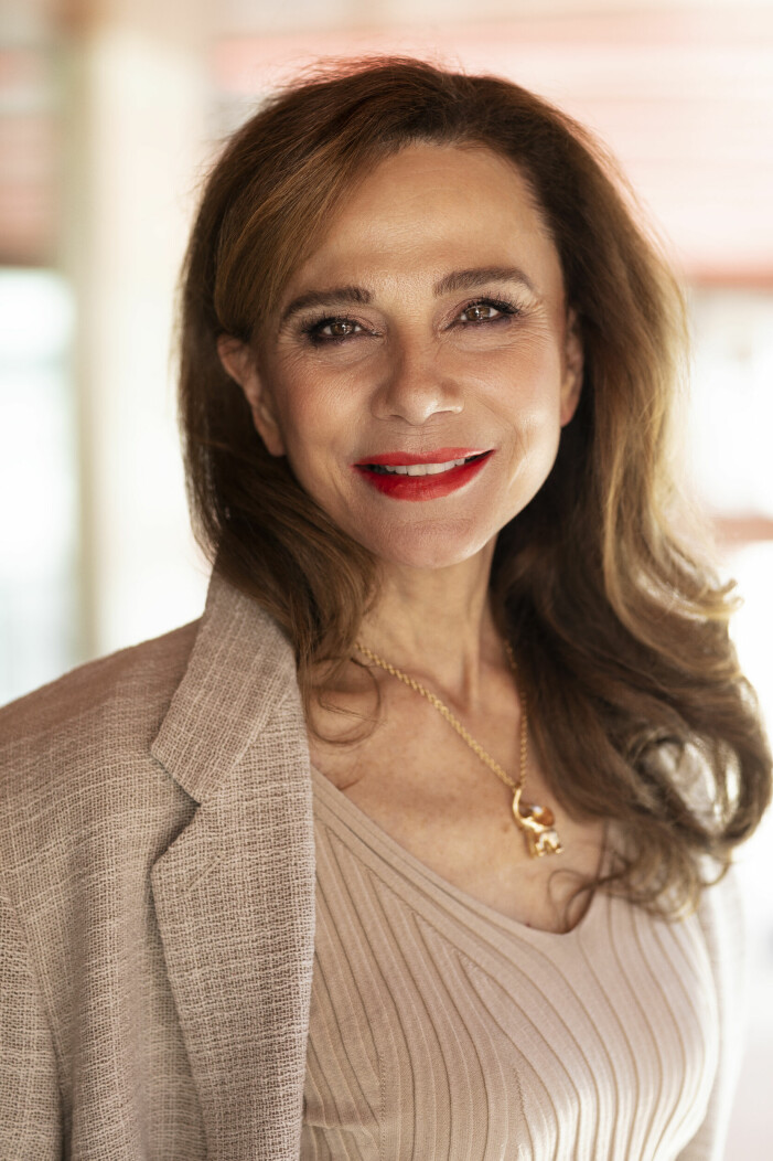Konstnären Hilma av Klint hade också spänningen manligt-kvinnligt inom sig, konstaterar Lena Olin. "Hon var modig, vågade tro på sin innersta dröm och vägrade kompromissa".